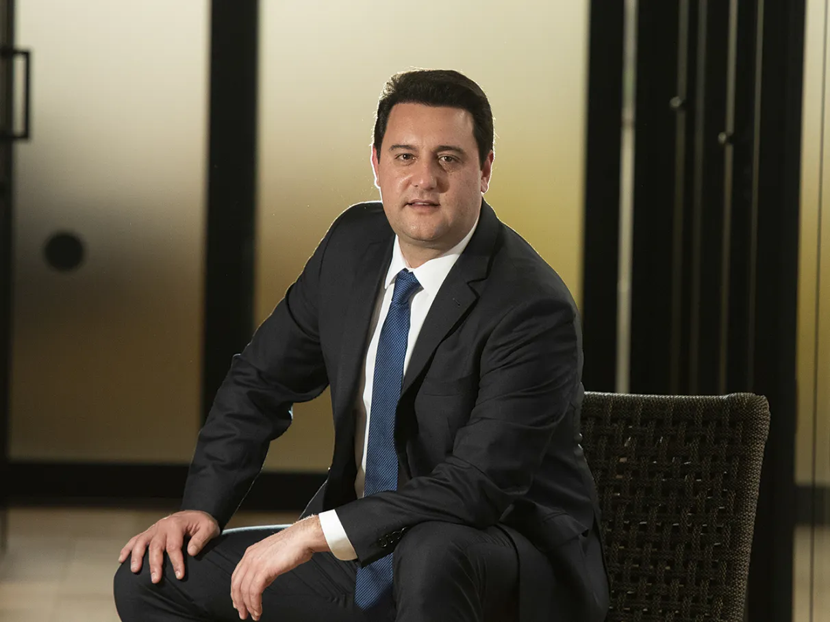 O Fenômeno Ratinho Junior: A Gestão que Conquistou o Paraná e Mira o Equilíbrio Nacional