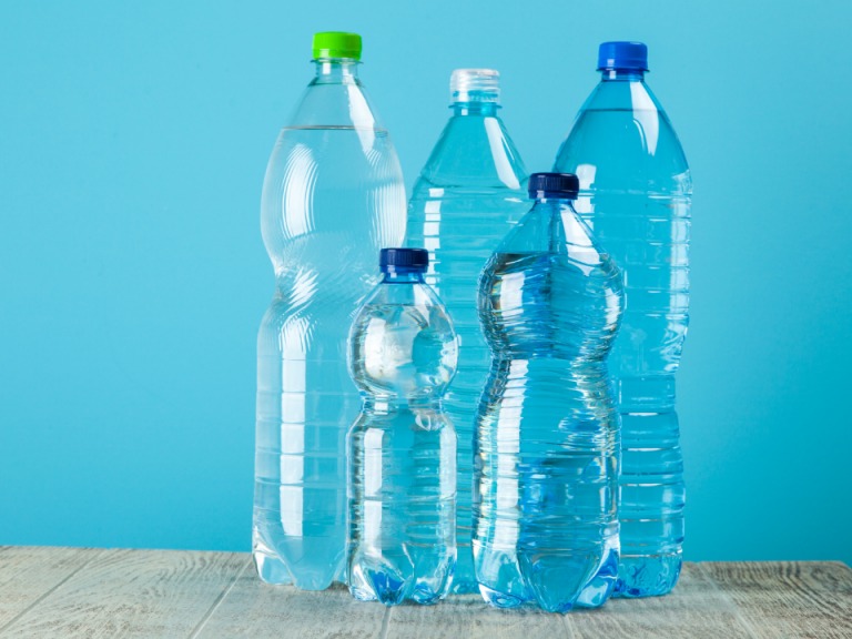 Água mineral ou purificadores? Fitoterapeuta analisa os impactos do armazenamento plástico e da variação de pH na saúde.