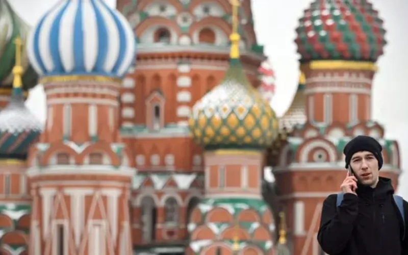 Rússia intensifica restrições e tenta bloquear completamente o WhatsApp no país