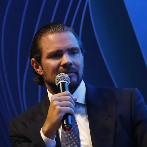 Defesa de adolescente apresenta vídeo de cão andando após horário de suposta agressão