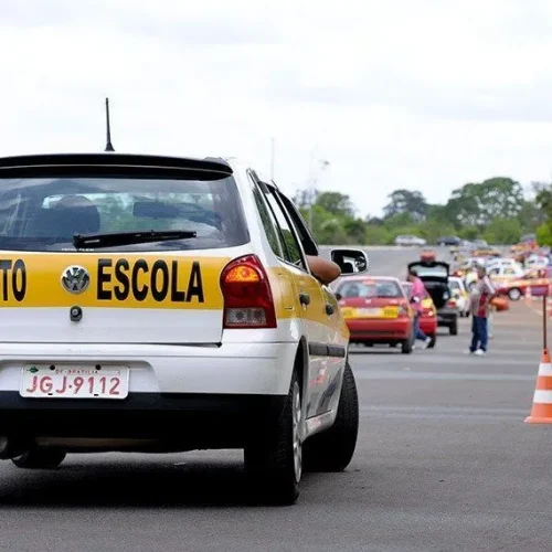 Fim da CNH sem autoescola: Governo audita modalidade e anuncia “devassa” nos Detrans