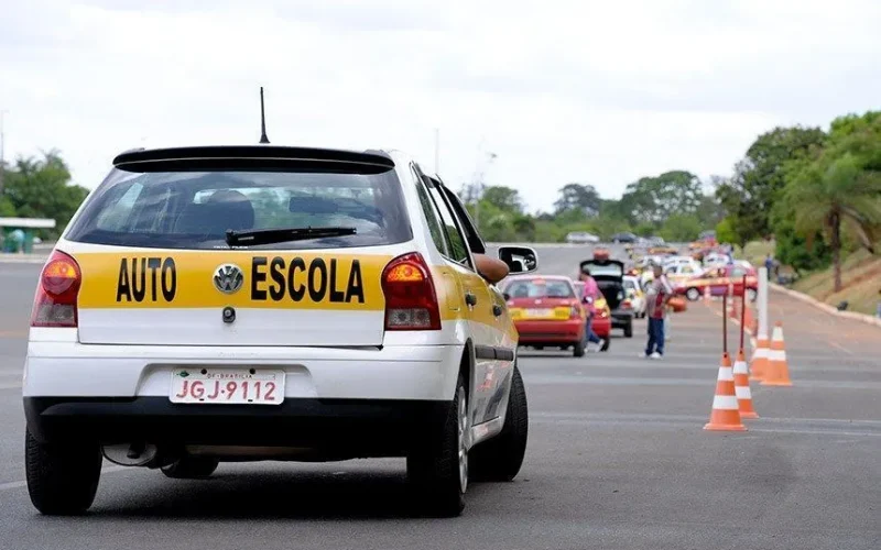 Fim da CNH sem autoescola: Governo audita modalidade e anuncia “devassa” nos Detrans