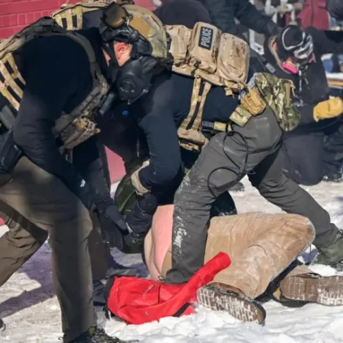 Crise em Minneapolis: Nova morte em ação do ICE gera embate entre Trump e autoridades locais