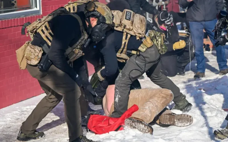 Crise em Minneapolis: Nova morte em ação do ICE gera embate entre Trump e autoridades locais