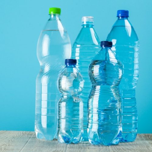 Água mineral ou purificadores? Fitoterapeuta analisa os impactos do armazenamento plástico e da variação de pH na saúde.