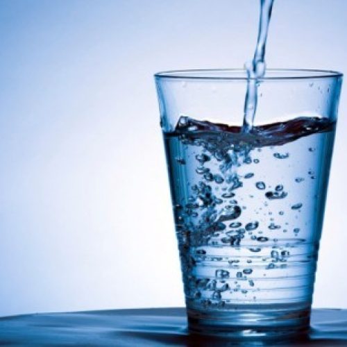 O Código da Água: Fitoterapeuta alerta que a qualidade do líquido ingerido é o fator determinante para prevenir doenças silenciosas e fortalecer a imunidade