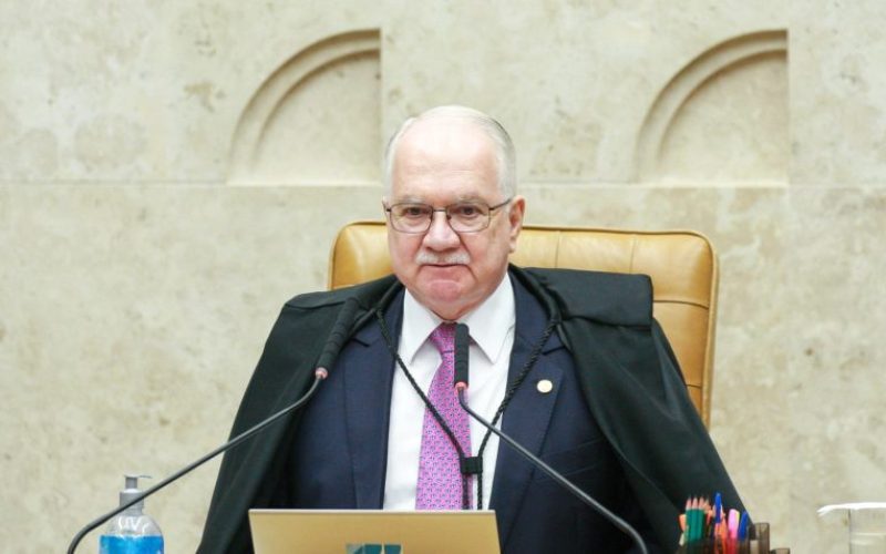 “Ou o STF se autolimita, ou o limite virá de poder externo”, afirma ministro Edson Fachin