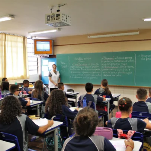 Volta às aulas na rede estadual do Paraná tem foco em reforço na matemática e dupla docência