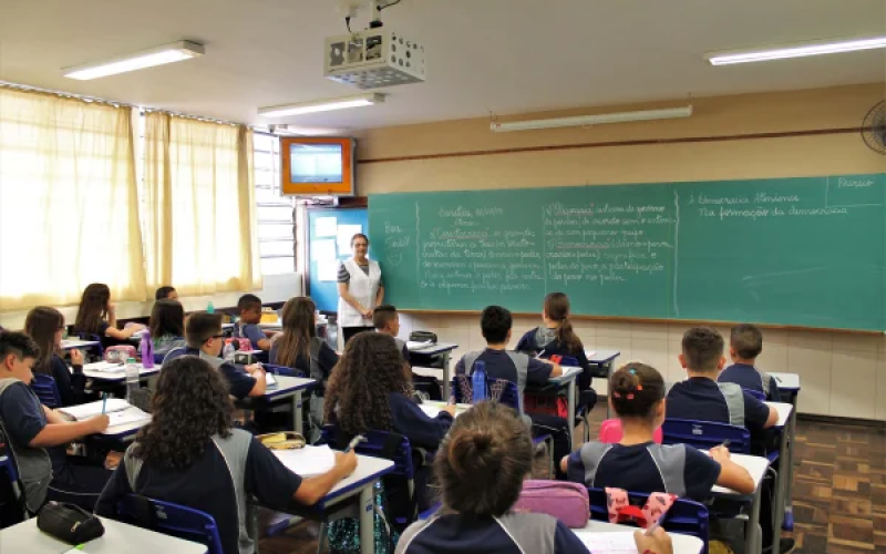 Volta às aulas na rede estadual do Paraná tem foco em reforço na matemática e dupla docência