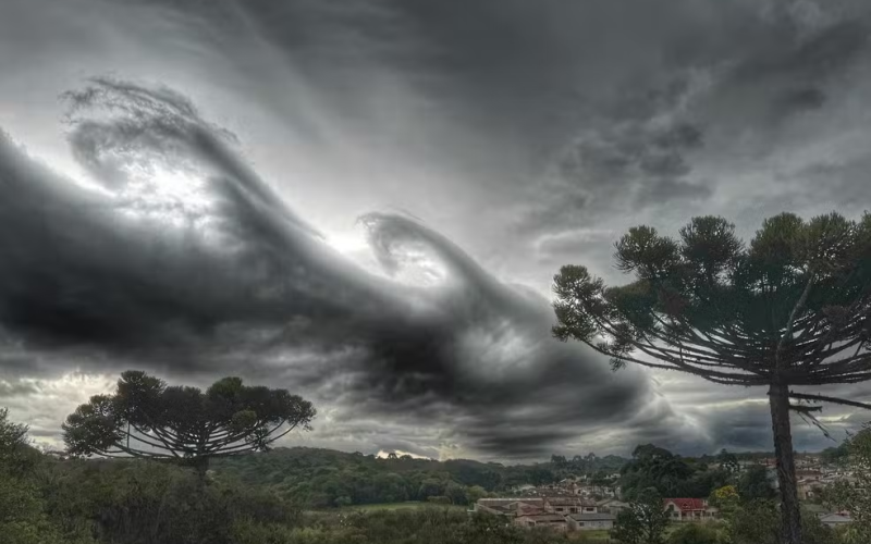 Paraná em alerta: Tempestades e ventos de até 100 km/h ameaçam o estado até quarta-feira