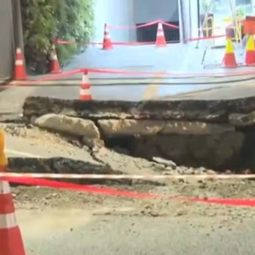 Explosão subterrânea abre cratera na Rua da Consolação e trava trânsito no centro de SP