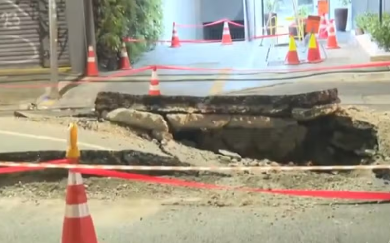 Explosão subterrânea abre cratera na Rua da Consolação e trava trânsito no centro de SP