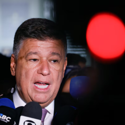 Dino barra quebra de sigilo de Lulinha e provoca crise institucional com a CPI do INSS