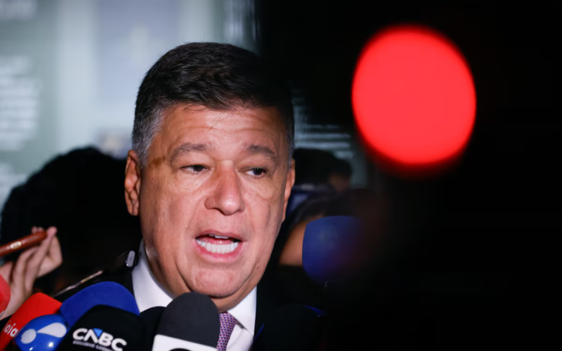 Dino barra quebra de sigilo de Lulinha e provoca crise institucional com a CPI do INSS