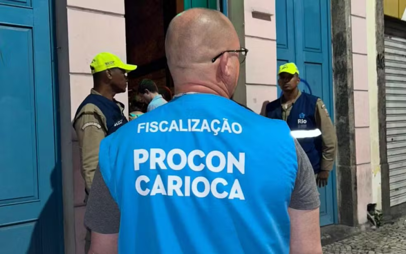 Procon multa bar na Lapa por placa discriminatória contra americanos e israelenses