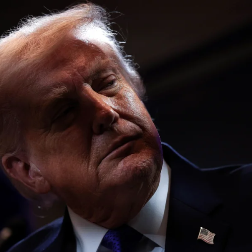 A rejeição ao presidente dos Estados Unidos, Donald Trump, alcançou um novo recorde, chegando a 62%, de acordo com pesquisa Washington Post–ABC News–Ipsos divulgada neste domingo (3/5).