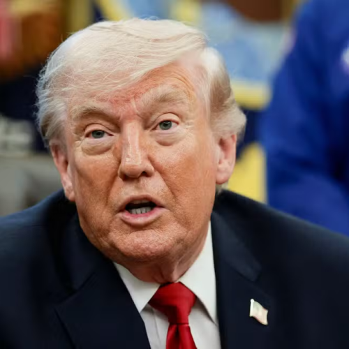 O presidente dos Estados Unidos, Donald Trump, afirmou neste domingo (3) que o país começará a escoltar navios presos no Estreito de Ormuz