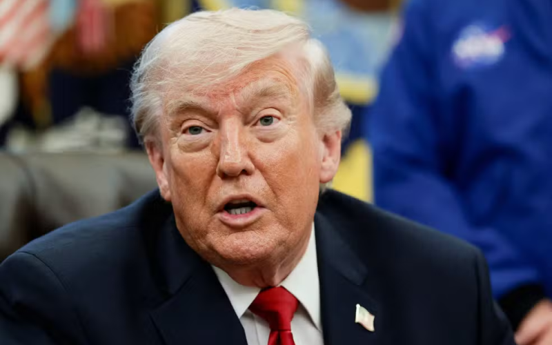 O presidente dos Estados Unidos, Donald Trump, afirmou neste domingo (3) que o país começará a escoltar navios presos no Estreito de Ormuz