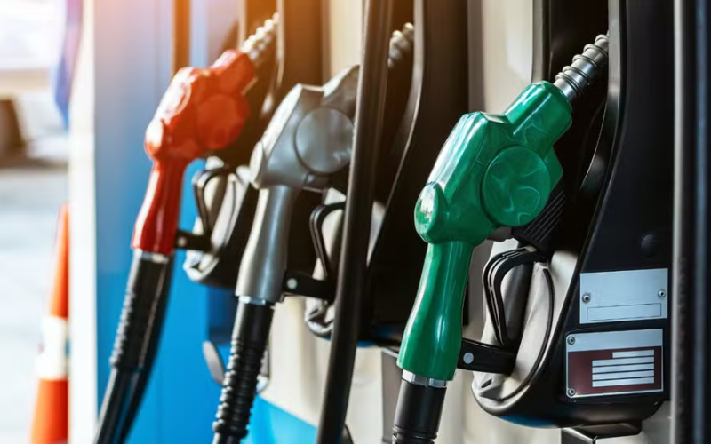 Petrobras anuncia aumento na gasolina, mas subsídio reduz impacto para R$ 0,04 por litro
