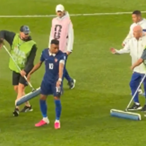 Mbappé ajuda a retirar água do gramado e viraliza durante jogo da Copa do Mundo