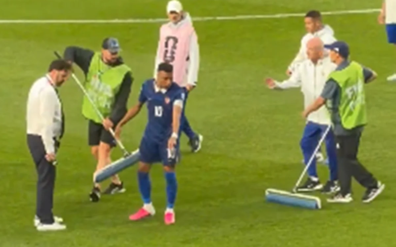 Mbappé ajuda a retirar água do gramado e viraliza durante jogo da Copa do Mundo