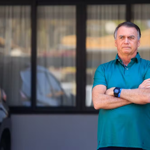 Moraes mantém Bolsonaro em prisão domiciliar e determina entrega de armas em 48 horas