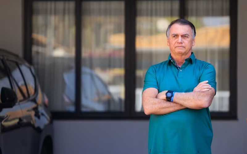 Moraes mantém Bolsonaro em prisão domiciliar e determina entrega de armas em 48 horas