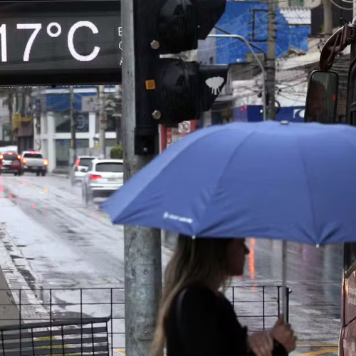 Frio ganha força em Curitiba e capital amanhece com 17°C e chuva fraca