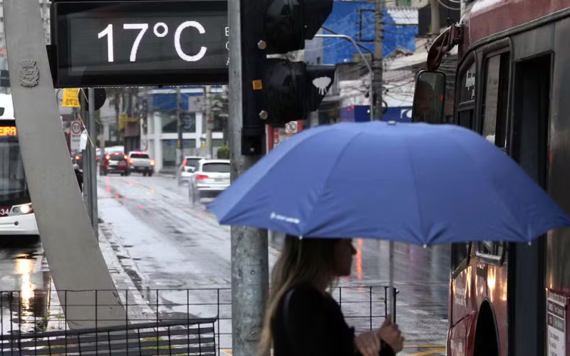 Frio ganha força em Curitiba e capital amanhece com 17°C e chuva fraca