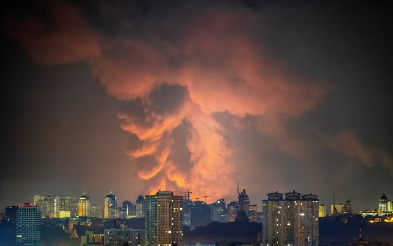 Ataques aéreos em Kiev deixam ao menos 17 mortos e intensificam apelos por defesa antiaérea 