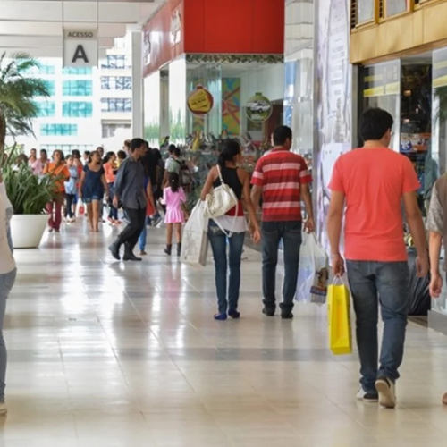 Vendas no varejo brasileiro recuam 0,8% em julho, aponta IBGE