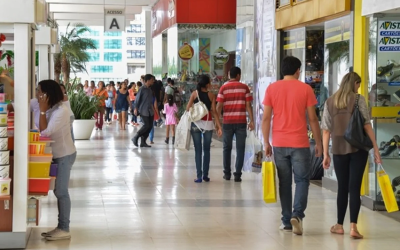 Vendas no varejo brasileiro recuam 0,8% em julho, aponta IBGE