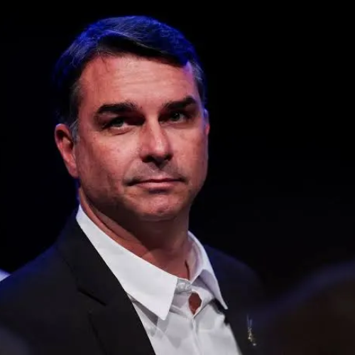 Flávio Bolsonaro visita o pai pela primeira vez após fim das restrições do STF