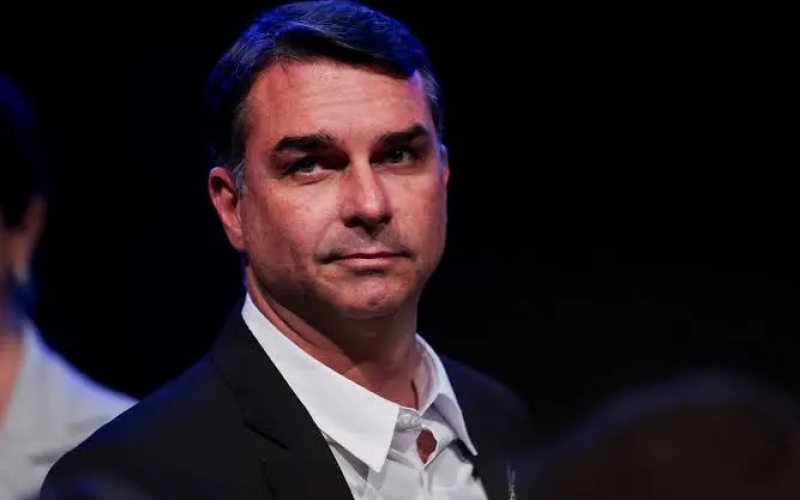 Flávio Bolsonaro visita o pai pela primeira vez após fim das restrições do STF
