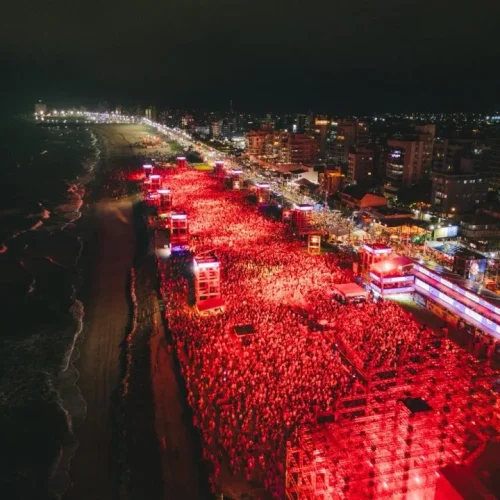 Os Paralamas do Sucesso transformam chuva em emoção coletiva em show do Verão Maior Paraná em Matinhos