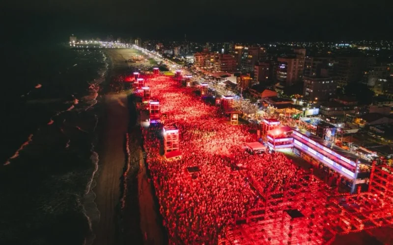 Os Paralamas do Sucesso transformam chuva em emoção coletiva em show do Verão Maior Paraná em Matinhos